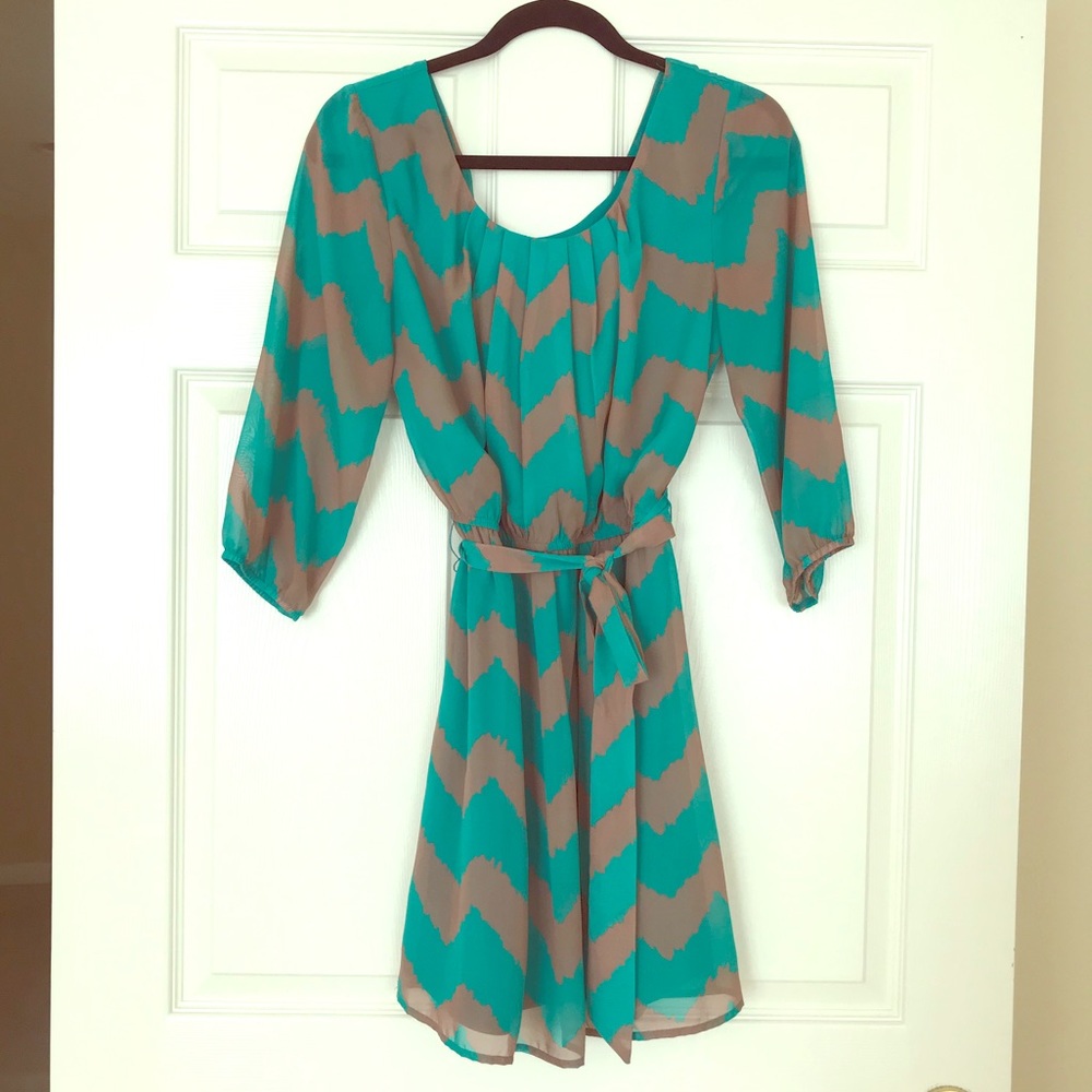 💕 Dress with tie-belt at waist.